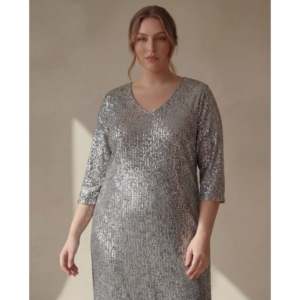 Vestido de Noche Talla Grande con Lentejuelas Plateadas - Product Image 3