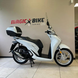 Pour scooter à essence Honda SH 150 - Product Image 1