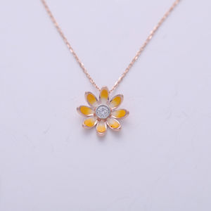 Collier pendentif de luxe en émail à motif floral avec pierre centrale cultivée en laboratoire, en or jaune/rose/blanc 18 carats plaqué rhodium - Product Image 1