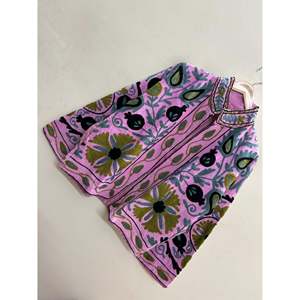 Veste en coton Suzani rose orchidée Bagh-e-Anar brodée à la main avec des motifs olive et ardoise, idéale pour la saison printanière - Product Image 4