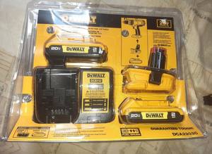 Kit de Cargador de Batería de Iones de Litio de 20V con 2 Baterías DCA2203C - Product Image 1