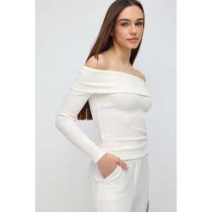 Blusa Elegante con Hombros Descubiertos, Cuello Redondo, Manga Corta, Diseño Casual, Tejido de Viscosa y Algodón, 220g, Talla Única, Logotipo Frontal - Product Image 2