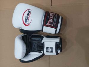 Guantes de Boxeo Twins de Piel de Vacuno de Primera Calidad Hechos a Medida, Guantes de Boxeo Twins Personalizados para Sparring - Product Image 4