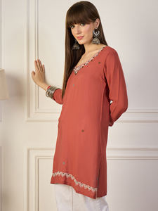 ชุดลำลองคุณภาพส่งออก คุर्ติสสั้น ปักลายเรียบหรู เหมาะสำหรับงานเทศกาล มีจำหน่ายทั่วโลก - Product Image 2