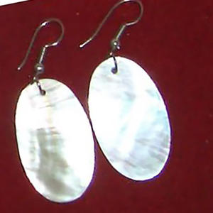 Pendientes de Concha Marina de Acero Inoxidable, Joyería de Concha Marina, Pendientes Ovalados Blancos de Concha Marina con Aro de Acero Inoxidable o Metal - Product Image 1