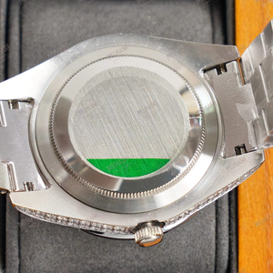 Montre-bracelet Hip Hop à deux tons en or blanc avec logo personnalisé, sertie de diamants, cristal et luxe, pour homme - Product Image 5