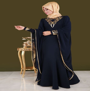 Elegante abaya de terciopelo metalizado en varios tonos modernos. Disponible a precios de mayoreo. - Product Image 2