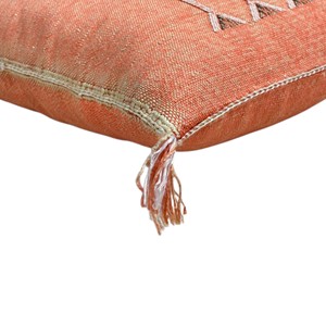Fodera per cuscino vintage in seta di cactus marocchina ricamata a mano Sabra, colore arancio bruciato, con nappe decorative per casa, soggiorno e hotel - Product Image 3