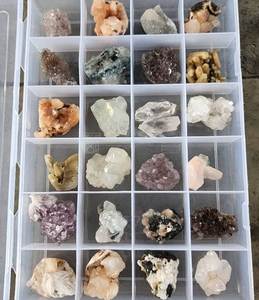 Caja de muestras de zeolita India Mezcla de color natural Apophyillite DE LA India - Product Image 1