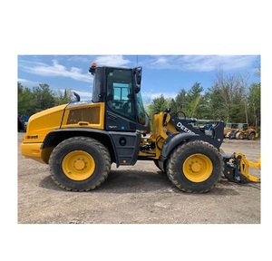 Chargeuse Deere 344L à faible nombre d'heures de fonctionnement avec moteur de 103 chevaux et système de levage haute performance pour une manutention efficace des matériaux - Product Image 4