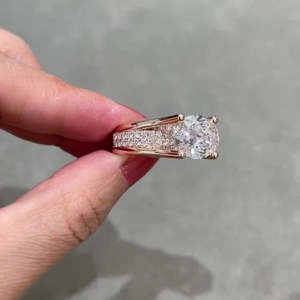 Bague de fiançailles ovale 8,50 carats en diamants de laboratoire, style tension est-ouest, couleur E-F, clarté VVS-VS - Product Image 2