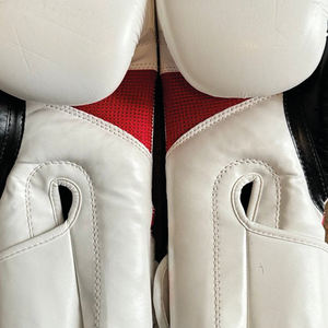 Nuevos guantes de entrenamiento de boxeo más populares Soporte de muñeca de gancho y bucle Guantes de competición y combate de boxeo de cuero genuino - Product Image 3