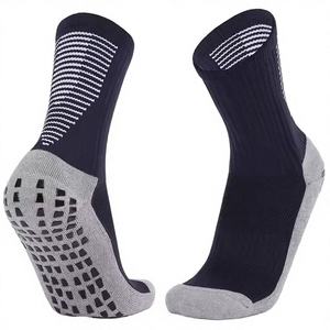 Chaussettes de compression tricotées antidérapantes unies pour adultes, idéales pour le basketball en automne, en coton gris et noir, prix de gros - Product Image 1