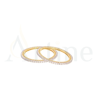 กำไลที่มีเสน่ห์สร้างขึ้นสำหรับผู้หญิงที่มีห้องปฏิบัติการปลูกเพชรและ14kt สีเหลืองทองเสริมสร้างมือของพวกเขาด้วยความงามที่น่าตื่นตาตื่นใจ - Product Image 1