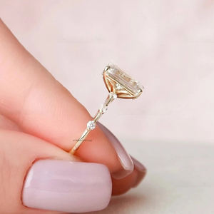 แหวนเพชรเม็ดเดี่ยวทรงมรกต2.50 TC ตัดด้วยมือทำจากเงิน925พร้อมสำเนียงกลมสวยงามเหมาะสำหรับเป็นของขวัญแต่งงานหรือแหวนสัญญา - Product Image 2