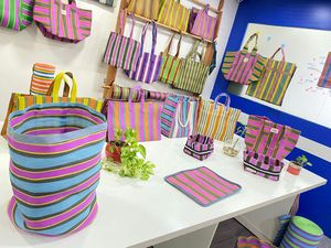 Bolsa de cosméticos de viaje biodegradable PET de nailon a rayas personalizada, neceser de gran capacidad, bolsa de compras con soporte reciclado - Product Image 5