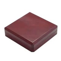 Boîte cadeau rectangulaire personnalisée en bois de caoutchouc McPackaging, brun brillant, avec couvercle rabattable et insert en velours noir, modèle McCoinBox022