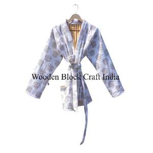 Chaqueta acolchada vintage de algodón hecha a mano para mujer, elegante kimono reversible con estampado floral para el invierno. - Product Image 3