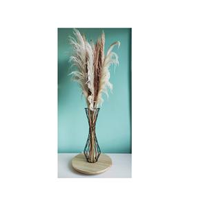 Vase en métal moderne au design minimaliste et élégant idéal pour la décoration de bureau ou de réception élégante - Product Image 1