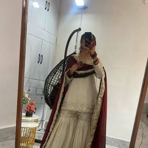 Conjunto Festivo de Boda, Top de Seda Chinon con Bordado de Lentejuelas y Sharara con Dupatta de Encaje Bordado de Seda Gmy - Product Image 1