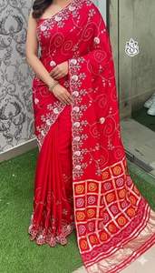 Sari in Seta da Donna con Tessitura Bandhej, Design Floreale, Bordo Decorativo e Dettaglio Pallu, Prodotto in India - Product Image 3