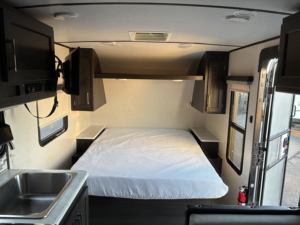 Venta al por Mayor de Autocaravanas Usadas 2021-2024, Pacific Coachworks Sea Breeze Mini 16RB de 20 pies, 3 Plazas, Remolques de Viaje, Listos para Enviar - Product Image 2