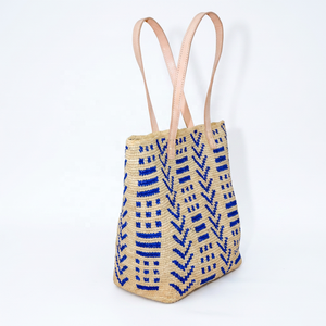 Sac cabas bohème en raphia avec motif brodé bleu, ouverture supérieure, style plage estival - Product Image 6