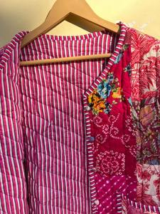 Veste patchwork rose faite à la main, manteau matelassé Kantha, coton floral, patchwork d'hiver, manteau réversible, vêtements de rue bohèmes, veste décontractée - Product Image 2