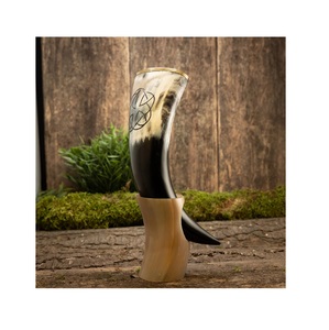 Authentique corne à boire viking gobelet de style médiéval rustique sculpté tankard de guerrier naturel fait à la main navire hydromel nordique - Product Image 1