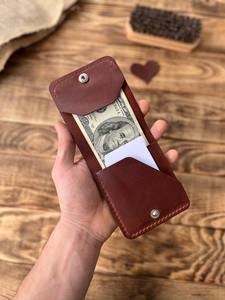 Portefeuille en cuir véritable fait main le plus vendu avec un design classique à deux volets et une finition lisse pour la durabilité disponible à la vente - Product Image 3