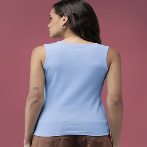 T-shirt d'été pour femme avec col rond sans manches imprimé inspiré de l'Inde coupe régulière et longueur décorée avec un bouton - Product Image 3