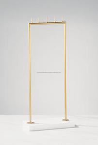 Soporte para collar de diseño minimalista en mármol blanco con acabado de metal chapado en oro para exhibir accesorios de joyería hechos a mano - Product Image 3