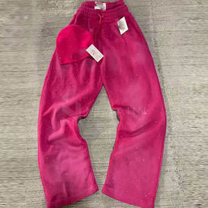 Pantalon décontracté à texture douce pour hommes avec un design minimaliste idéal pour des tenues quotidiennes simples et propres - Product Image 3