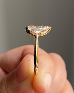 Bague solitaire Moissanite poire allongée 12x7 MM fabriquée à la main avec demi-lunette classique dans une superbe bague de fiançailles ou de cadeau pour elle - Product Image 2