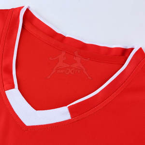 Conjunto de uniforme de fútbol personalizado para equipo con nombre y número camiseta de fútbol transpirable y pantalones cortos - Product Image 3