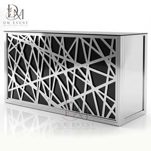 เคาน์เตอร์บาร์แบบถอดประกอบได้สำหรับโรงแรมหรืองานอีเว้นท์ ทำจากสแตนเลสสีดำและสีเงิน พร้อมแผงลายเส้นนามธรรมและท็อปกระจกนิรภัยแบบมิเรอร์ - Product Image 3