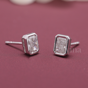 Boucles d'oreilles clous en or 18 carats avec diamant de laboratoire certifié IGI taille émeraude et serti clos, boucles d'oreilles rectangulaires en diamant - Product Image 4
