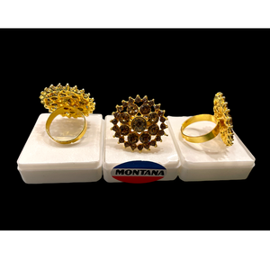 Bague au design floral personnalisé chic en plaqué or et argent avec bijoux étincelants en incrustation de diamants américains - Product Image 2