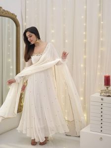 Robe Anarkali ethnique Regal avec Koti brodé et Dupatta Ensemble de fête traditionnel élégant pour femme - Product Image 4