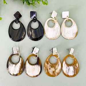 Pendientes de cuerno de búfalo etéreo, joyería de declaración hecha a mano en estilo vintage | Pendientes ligeros de material natural para mujer - Product Image 3