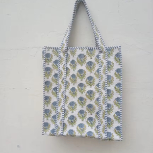 Sac fourre-tout d'hiver matelassé imprimé à la main en Inde, motif floral multicolore, deux bretelles, doublure, vente en gros - Product Image 1