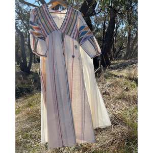 ชุดเดรสสไตล์โบฮีเมียนหรูหรา ผ้าแจมดานี อิคัต ผ้าฝ้ายคาลาสีขาว ระบายอากาศได้ดี เป็นมิตรต่อสิ่งแวดล้อม ตกแต่งด้วยงานถักโครเชต์ พร้อมดีเทลผ้าจับเดรป สไตล์ลำลอง ODM - Product Image 1