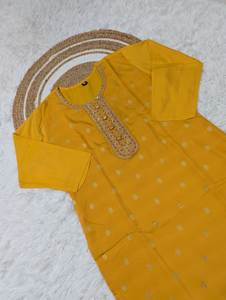 Ensemble Kurti et Bas en Tissu Soie J-Card Viscose Lourde Jaune, Coupe Droite Légère avec Bordure Fantaisie et Dupatta pour Adulte - Product Image 5