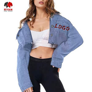Veste en jean pour femme avec un délavage bleu intemporel, des coutures solides et une coupe décontractée pour un usage quotidien - Product Image 5