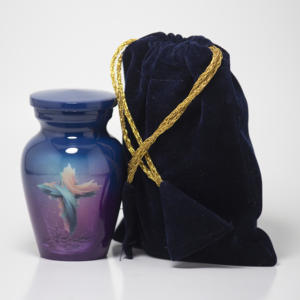 Célébrez l'amour qui ne se fane jamais avec l'urne souvenir Forever in My Heart Avec son urne de taille gérable en métal de qualité supérieure - Product Image 3