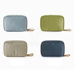Bolsa de maquillaje Cordura ligera del fabricante de Pakistán Bolsa de tocador de moda de color sólido con cierre de cremallera - Product Image 1