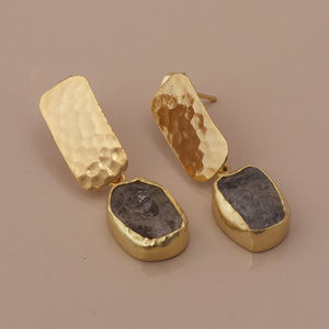 Rutilo negro Piedra preciosa cruda Piedra natal hecha a mano Chapado en oro Textura martillada Estilo de gota Pendientes a granel Venta al por mayor Suministro de joyería - Product Image 5