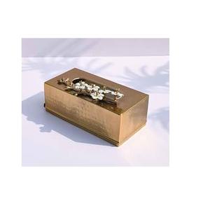 Porte-boîte à mouchoirs en métal élégant avec finition polie dorée construction durable et design intemporel pour toute pièce - Product Image 1