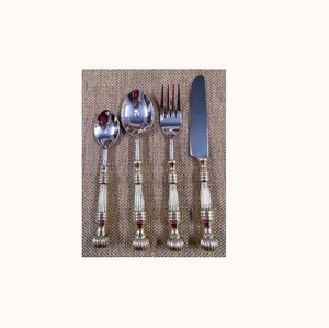 Fournisseur indien de confiance d'un ensemble de couverts durables de taille personnalisée plaqué argent avec un ensemble de couverts à poignée en relief audacieux en or - Product Image 1