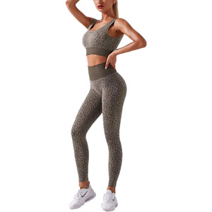 Ensemble de yoga 2 pièces léger personnalisable grande taille pour femmes Short de sport imprimé sans couture soutien-gorge de sport Legging respirant - Product Image 1
